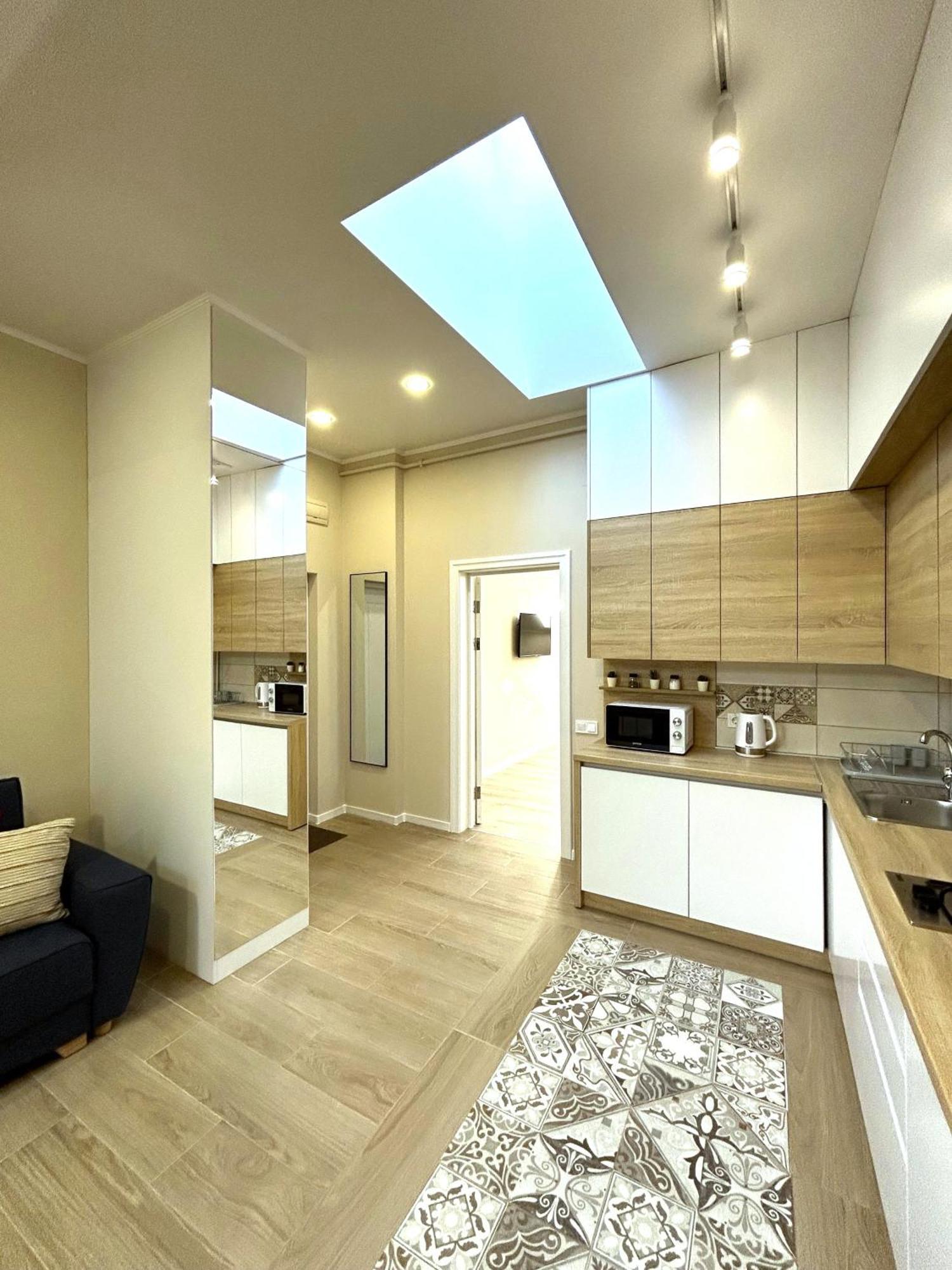 Modern Apartment In The City Center Львов Экстерьер фото